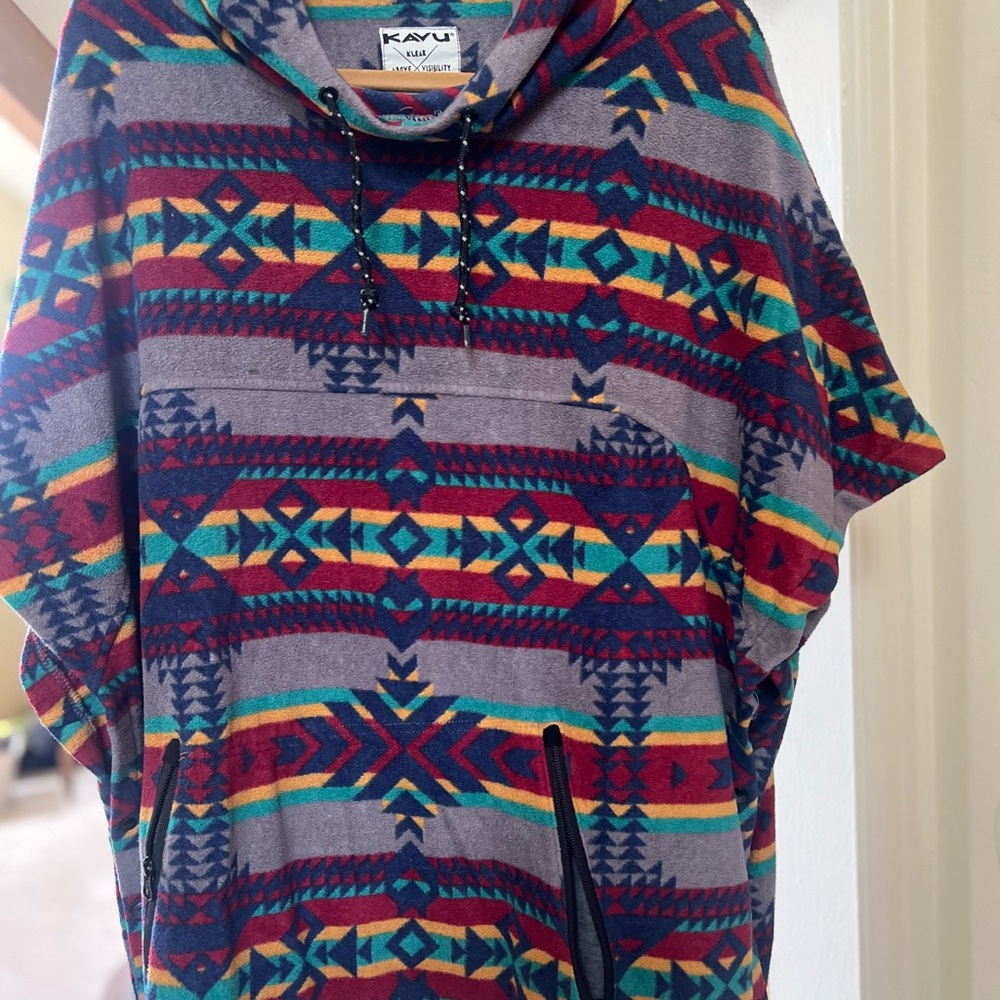 Kavu Women’s Overlook Fleece Poncho with Geometric Design in Size Large